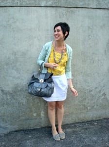 Amarelo, azul e branco.