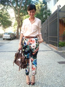 Quem tem medo de calça estampada?