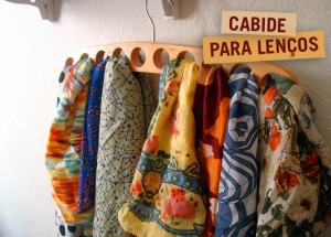 Organização: cabide para lenços!