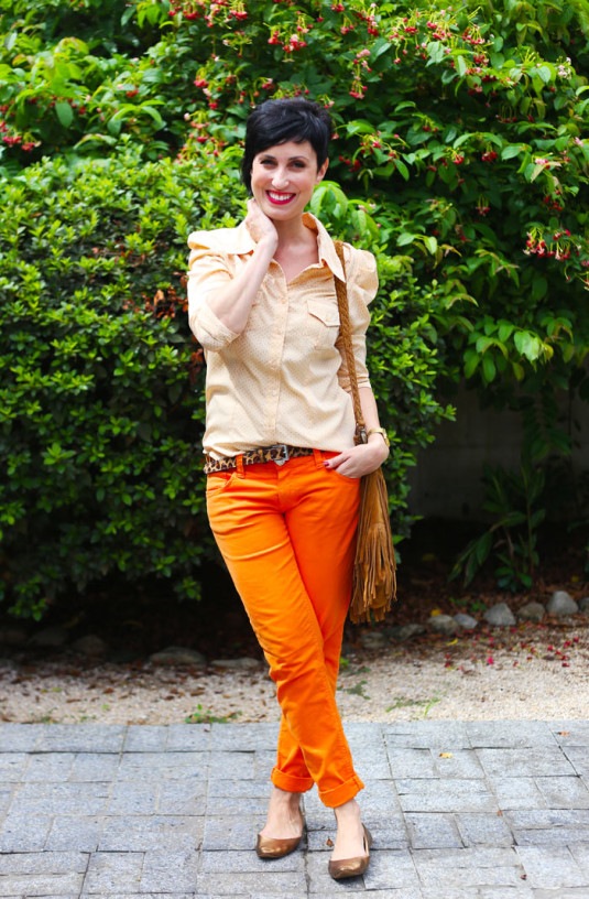 calca-laranja-camisa