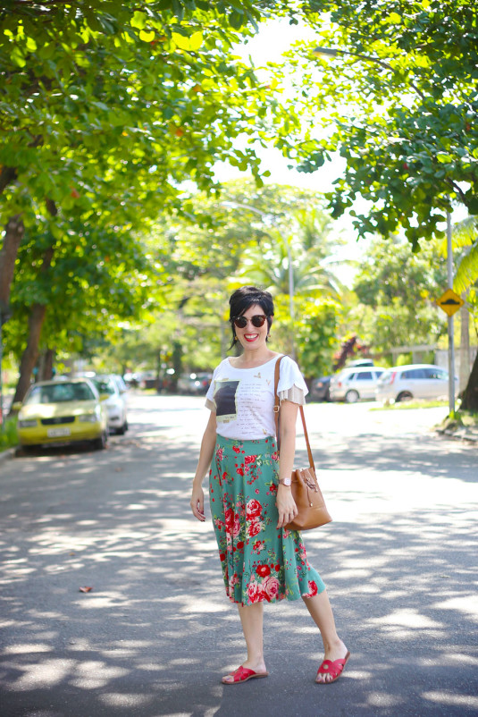 blusa branca com imagem rio e mangas de tule, saia midi verde-água com flores, sandália tipo chinelo vermelha