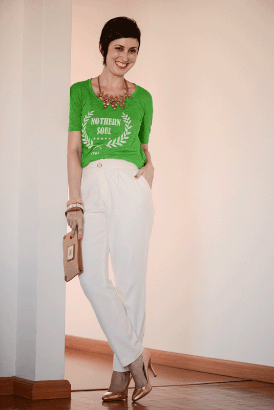 camiseta verde, calça de cintura alta com cós trabalhado clara, scarpin dourado, colar dourado em triângulos