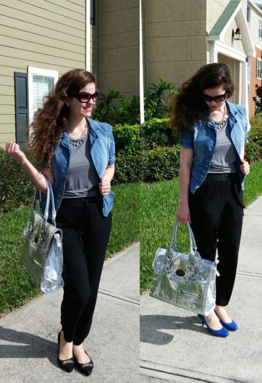 blusa cinza, colete jeans, calça preta e scarpin azul com bolsa prata