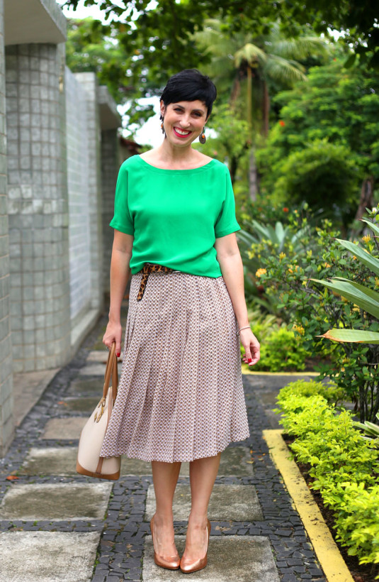 blusa verde, saia midi estampa miúda, cinto de onça