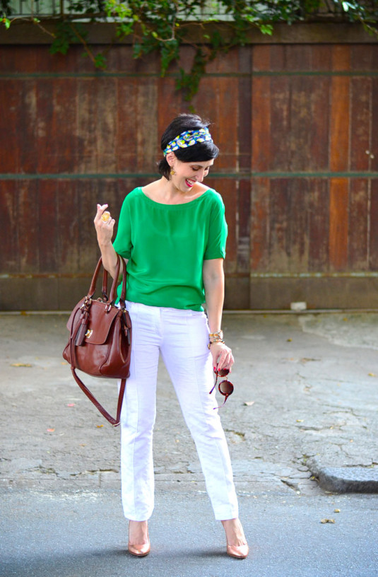 blusa de seda verde, calça branca jacquard, scarpin dourado, lenço azul e verde na cabeça