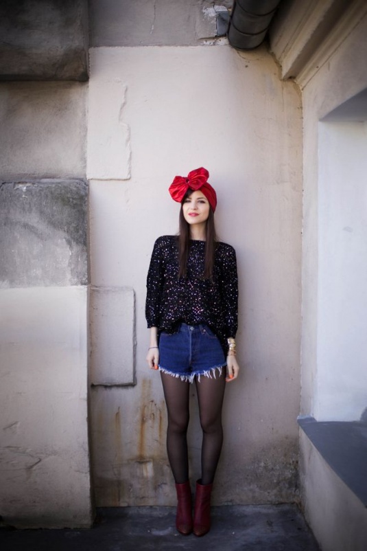 blusa preta de manga, short jeans escuro e meia calça preta com sapatilha