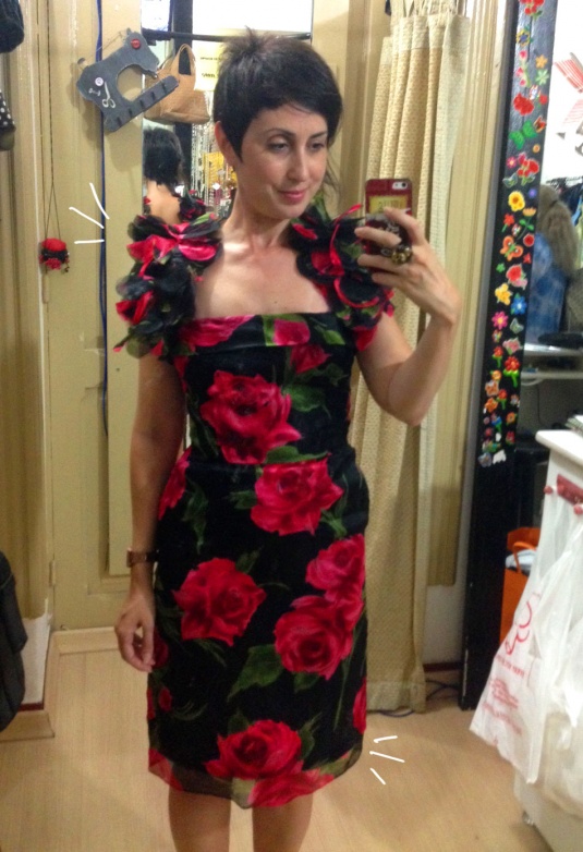 vestido altura dos joelhos preto com rosas vermelhas grandes estampadas e alças com muitos frufrus