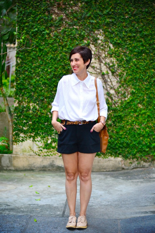 camisa de algodão com texturas branca, short preto, cinto de oncinha, oxford rosé, bolsa saco marrom clara