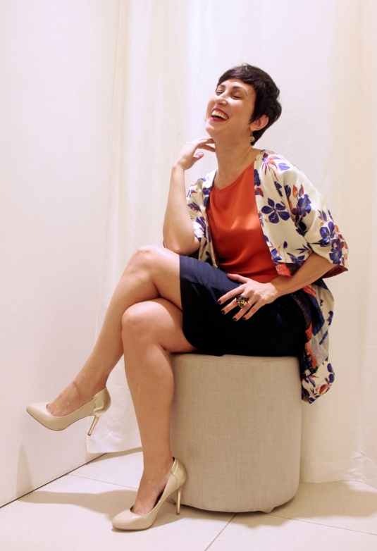 quimono creme com estampa floral laranja e azul, blusa salmão, saia lápis azul marinho