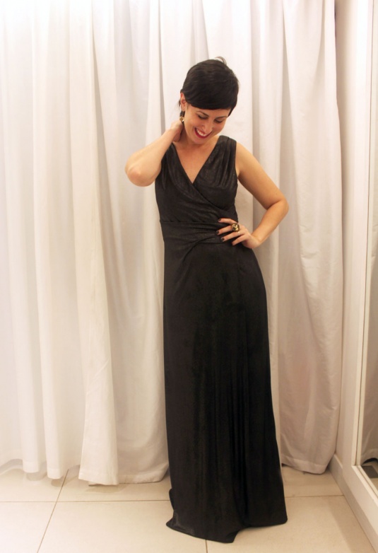 vestido longo de festa grafite sem mangas e transpassado no busto