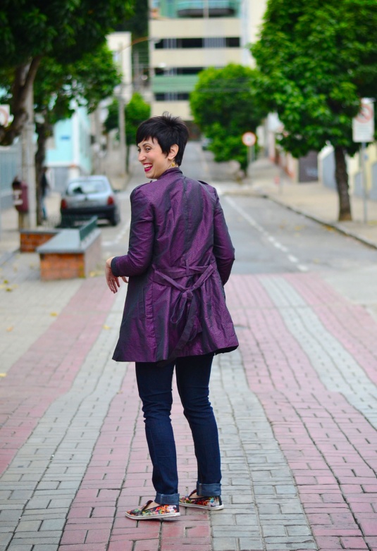casaco comprido roxo com bolinhas pequeninas douradas, blusa verde esmeralda de crepe, calça skinny jeans escuro, slipon colorido