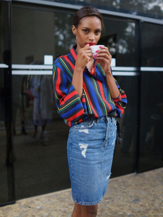 saia lápis jeans com camisa de listras vermelhas, azuis, verdes e pretas