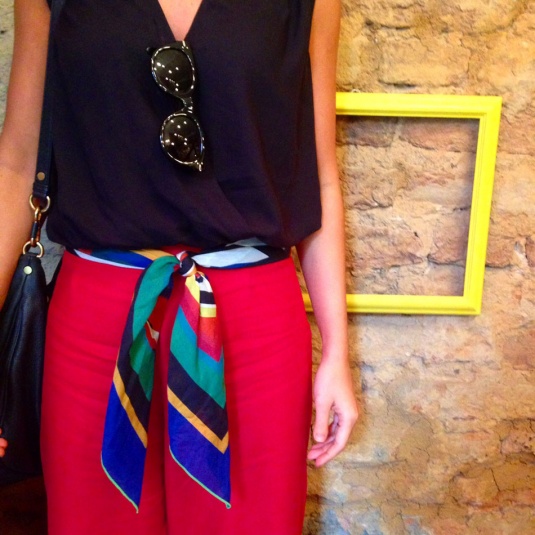 pantalona vermelha, lenço com os laços pra frente em verde, azul, preto e vermelho, top preto
