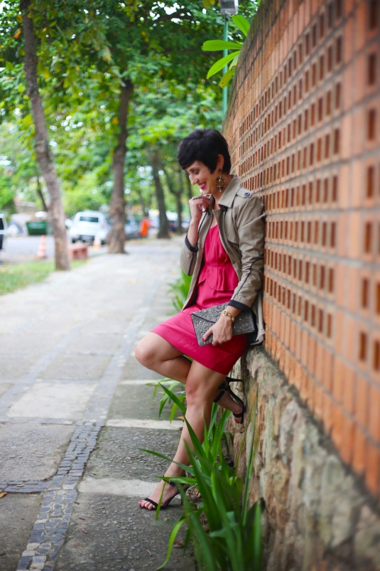 vestido rosa de seda com peplum e mais curto, trench coat cáqui curto e drapeado nas costas, sandália preta de duas tiras, maxi brincos bronze de pedrarias, clutch bordada pb