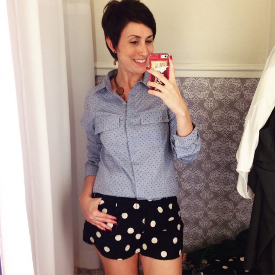 short de cintura mais alta azul escuro com bolotas brancas