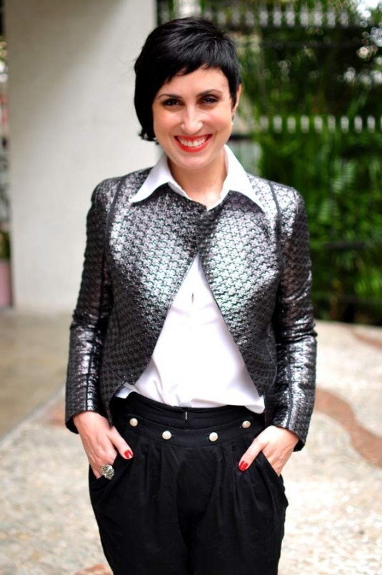 jaqueta prata, camisa branca e calça preta