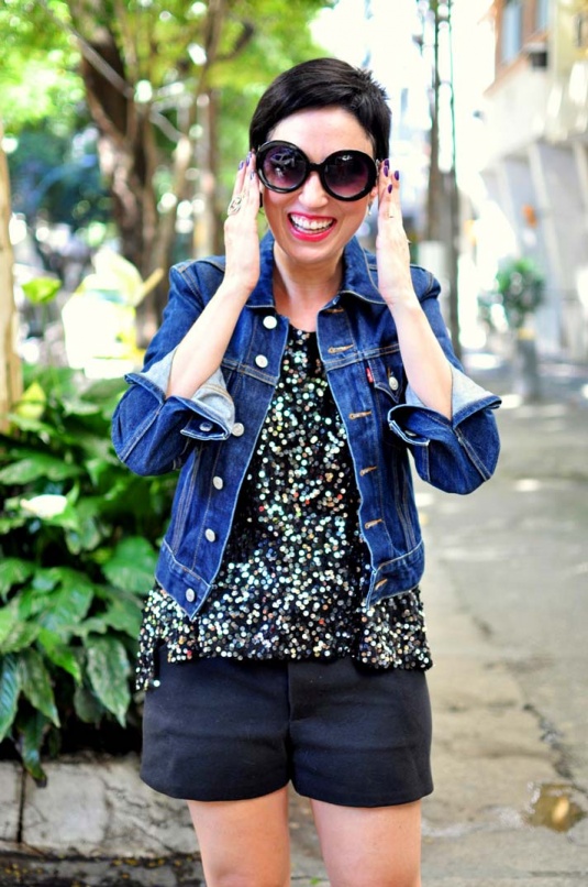blusa de paetês pretos, jaqueta jeans índigo, short preto