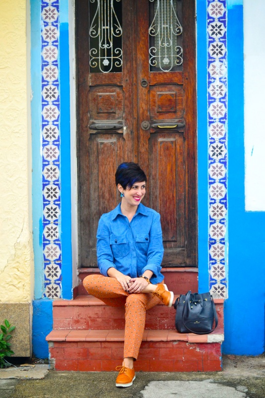 blusa-azul-calca-caramelo-2