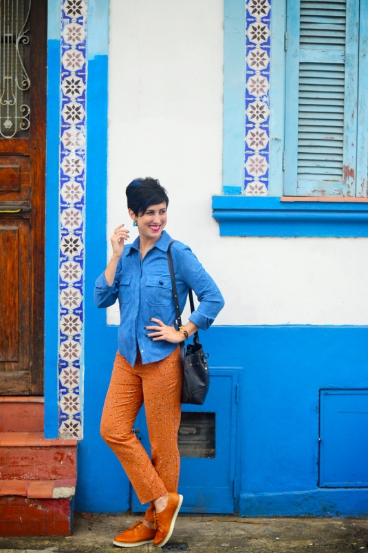 blusa-azul-calca-caramelo-4