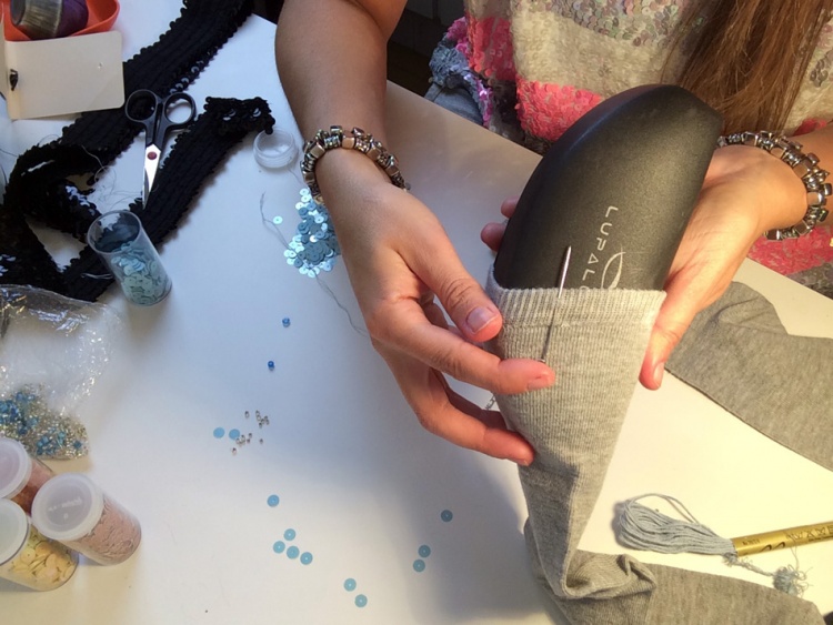 4diy-meias-bordadas-paete-sitedacris-hvao-cinza-inicio-costura