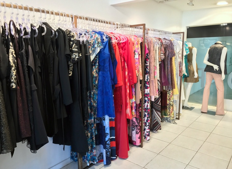 Roteiro de lojas OFF de vestidos de festa Moda pé no chão